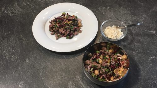 Salat aus gekochtem Rindfleisch und Kichererbsen