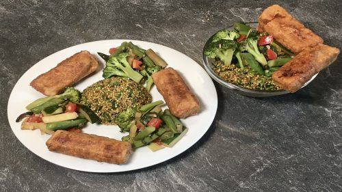 Gebratenes Gemüse mit Quinoa und frittiertem Tofu
