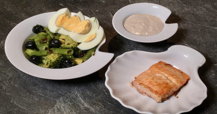Gegrillter Lachs mit Brain Food Salat und veganer Mayonnaise